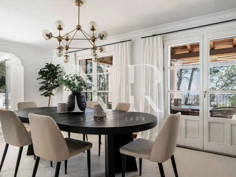 Villa in El Madroñal with panoramic sea views for sale