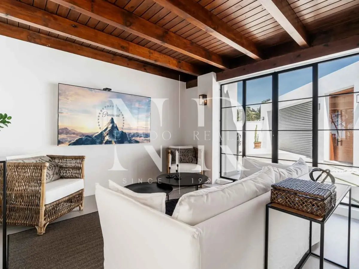 Villa in El Madroñal with panoramic sea views for sale