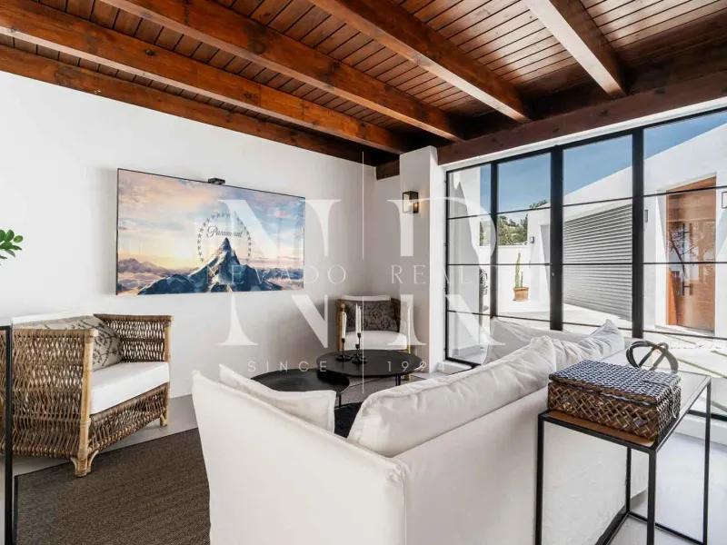 Villa in El Madroñal with panoramic sea views for sale