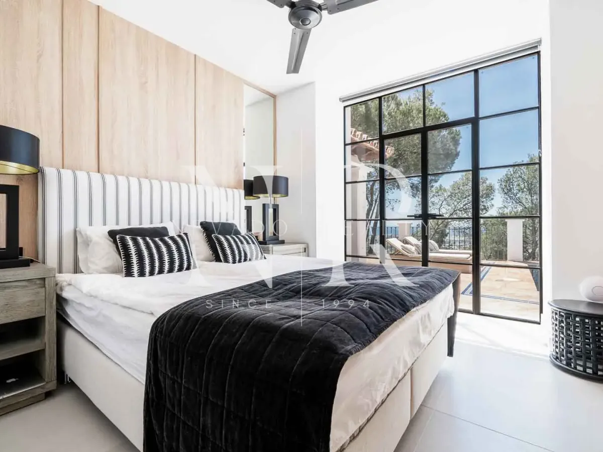 Villa in El Madroñal with panoramic sea views for sale