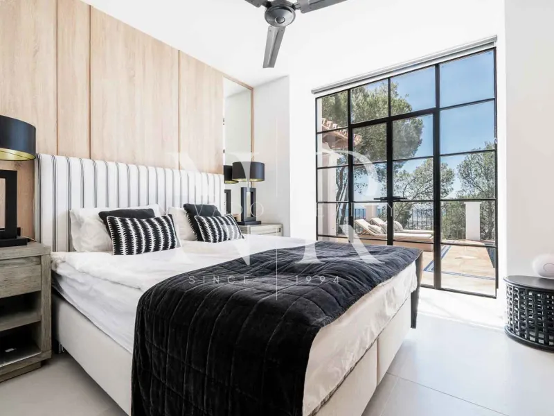 Villa in El Madroñal with panoramic sea views for sale