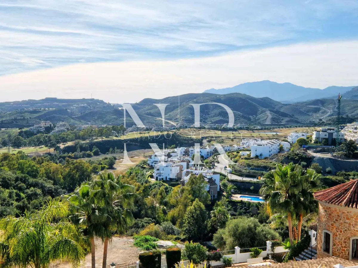 Villa in Benahavís next to the golf course for sale