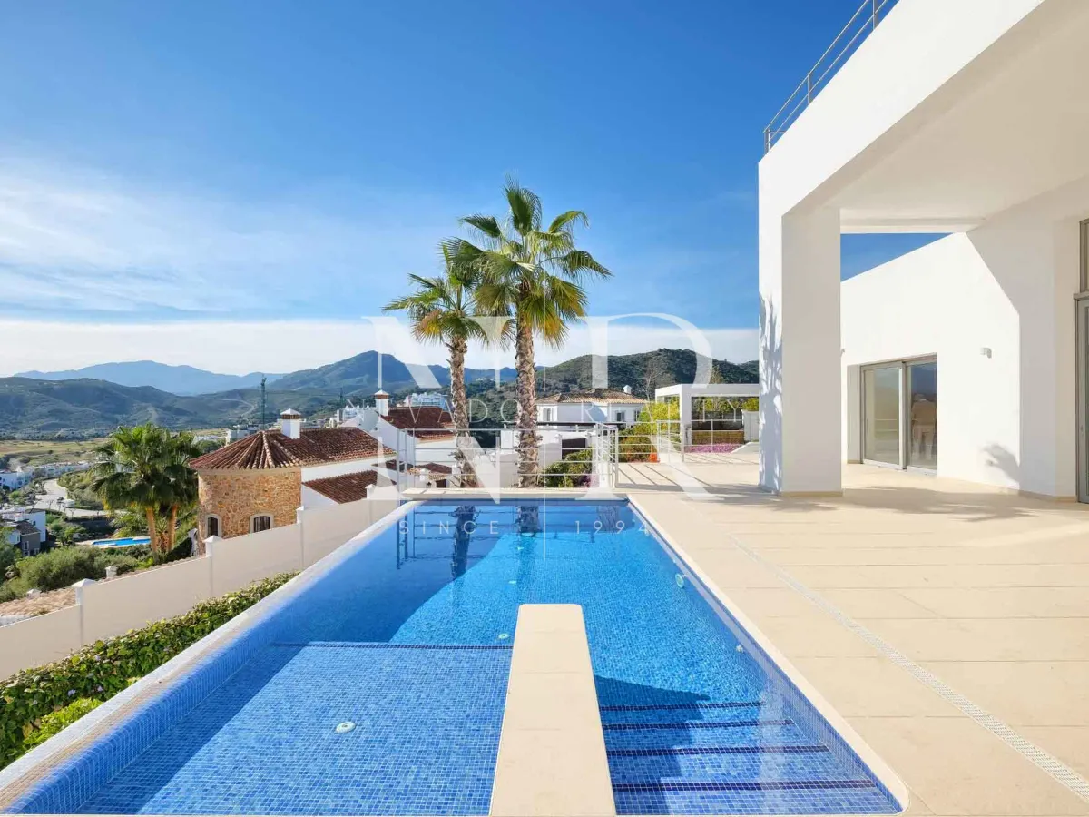 Villa in Benahavís next to the golf course for sale