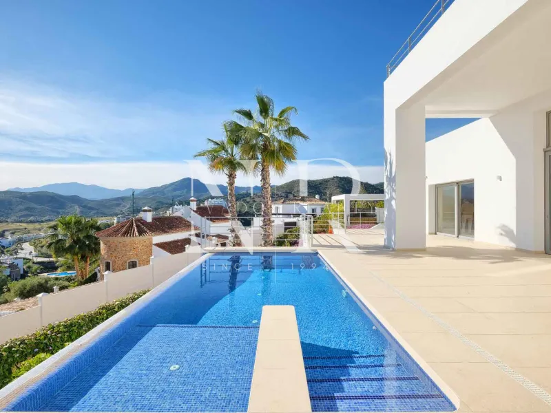 Villa in Benahavís next to the golf course for sale