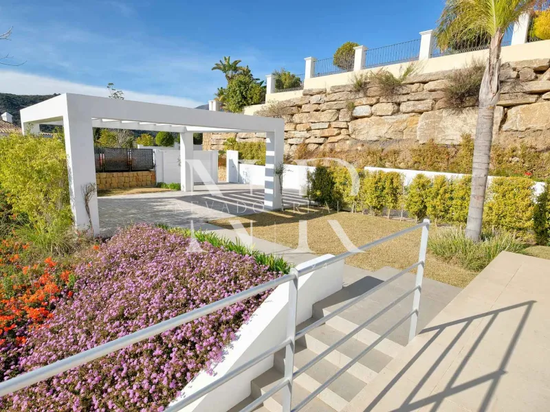 Villa in Benahavís next to the golf course for sale