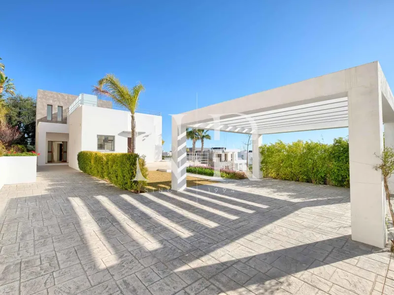 Villa in Benahavís next to the golf course for sale