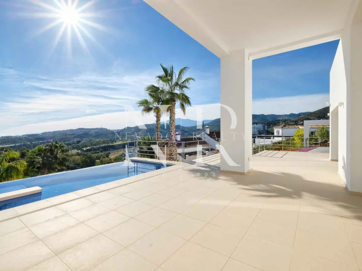 Villa in Benahavís next to the golf course for sale
