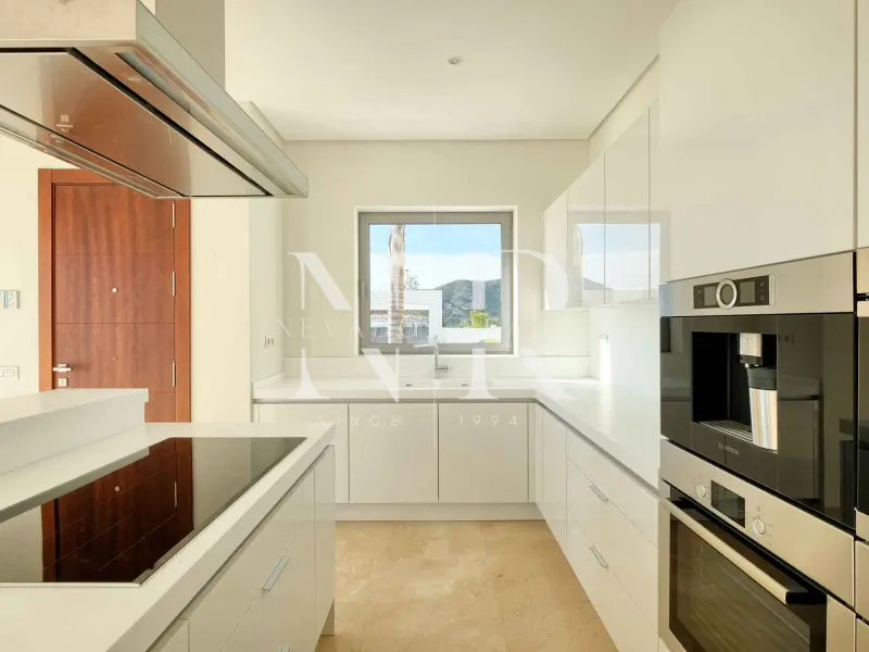 Villa in Benahavís next to the golf course for sale