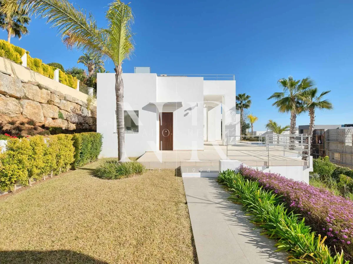 Villa in Benahavís next to the golf course for sale