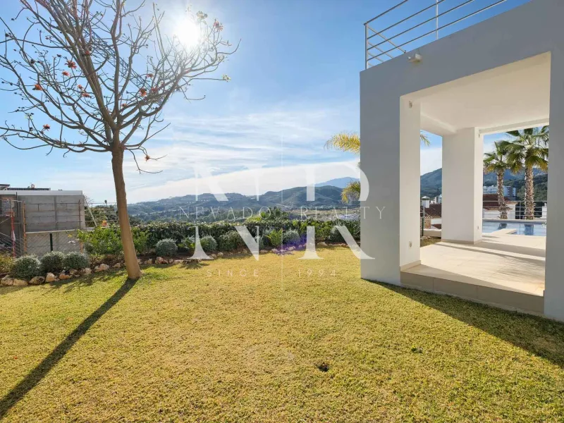 Villa in Benahavís next to the golf course for sale