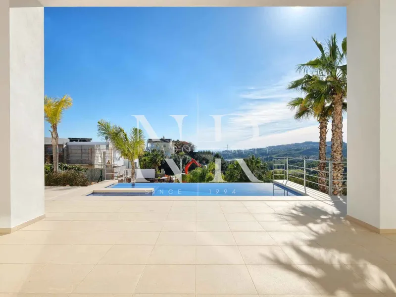 Villa in Benahavís next to the golf course for sale