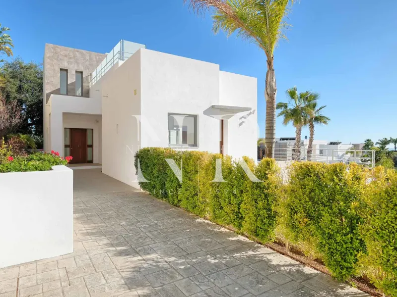 Villa in Benahavís next to the golf course for sale