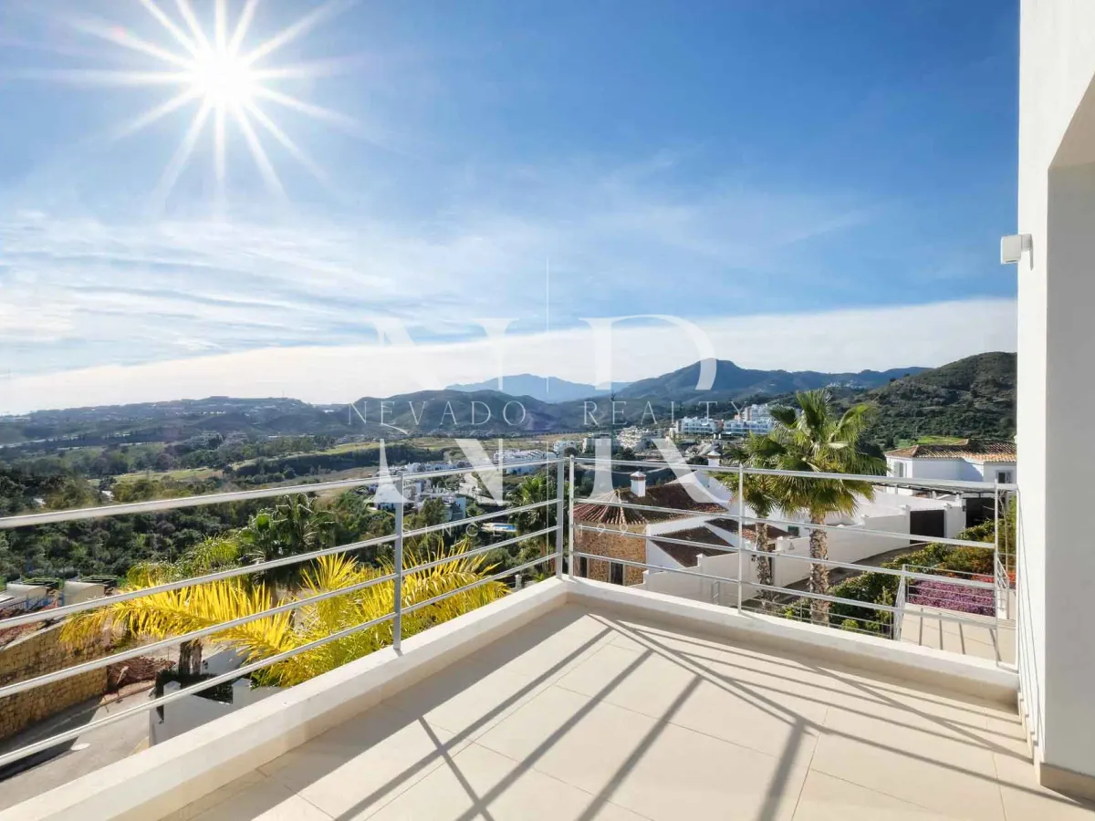 Villa in Benahavís next to the golf course for sale