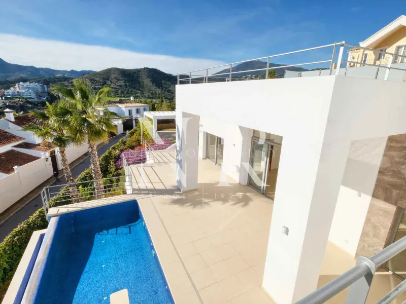 Villa in Benahavís next to the golf course for sale