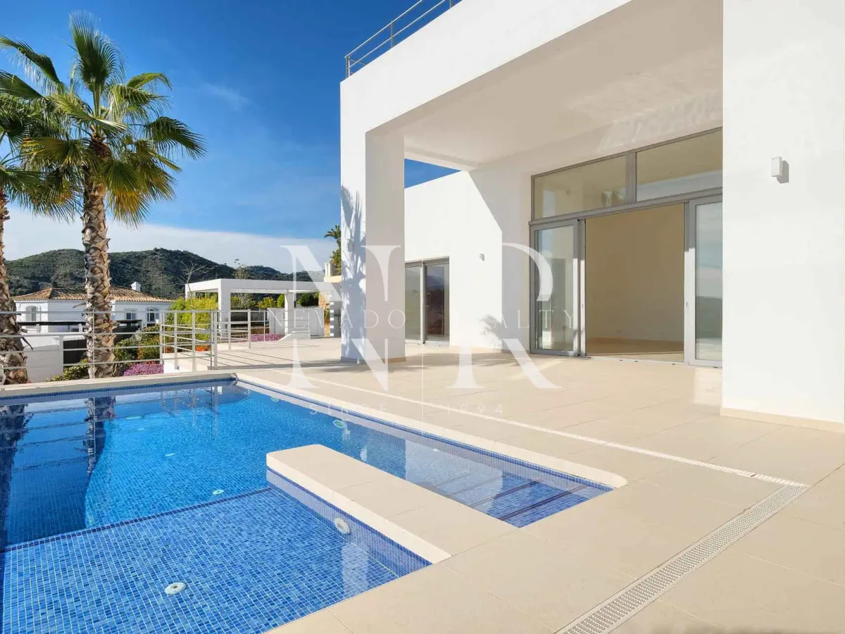 Villa in Benahavís next to the golf course for sale