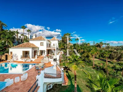 Set of two villas in Benahavis with large plot for sale