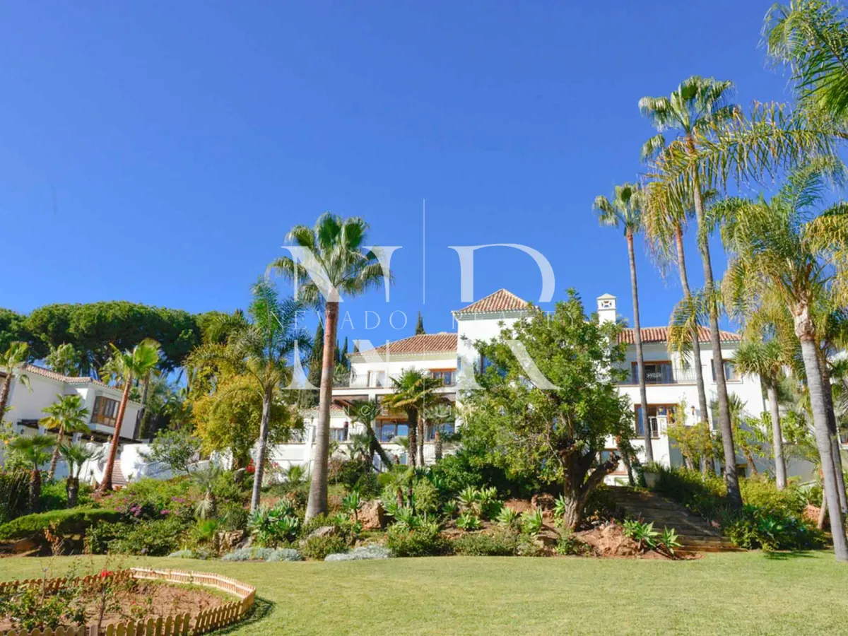 Set of two villas in Benahavis with large plot for sale