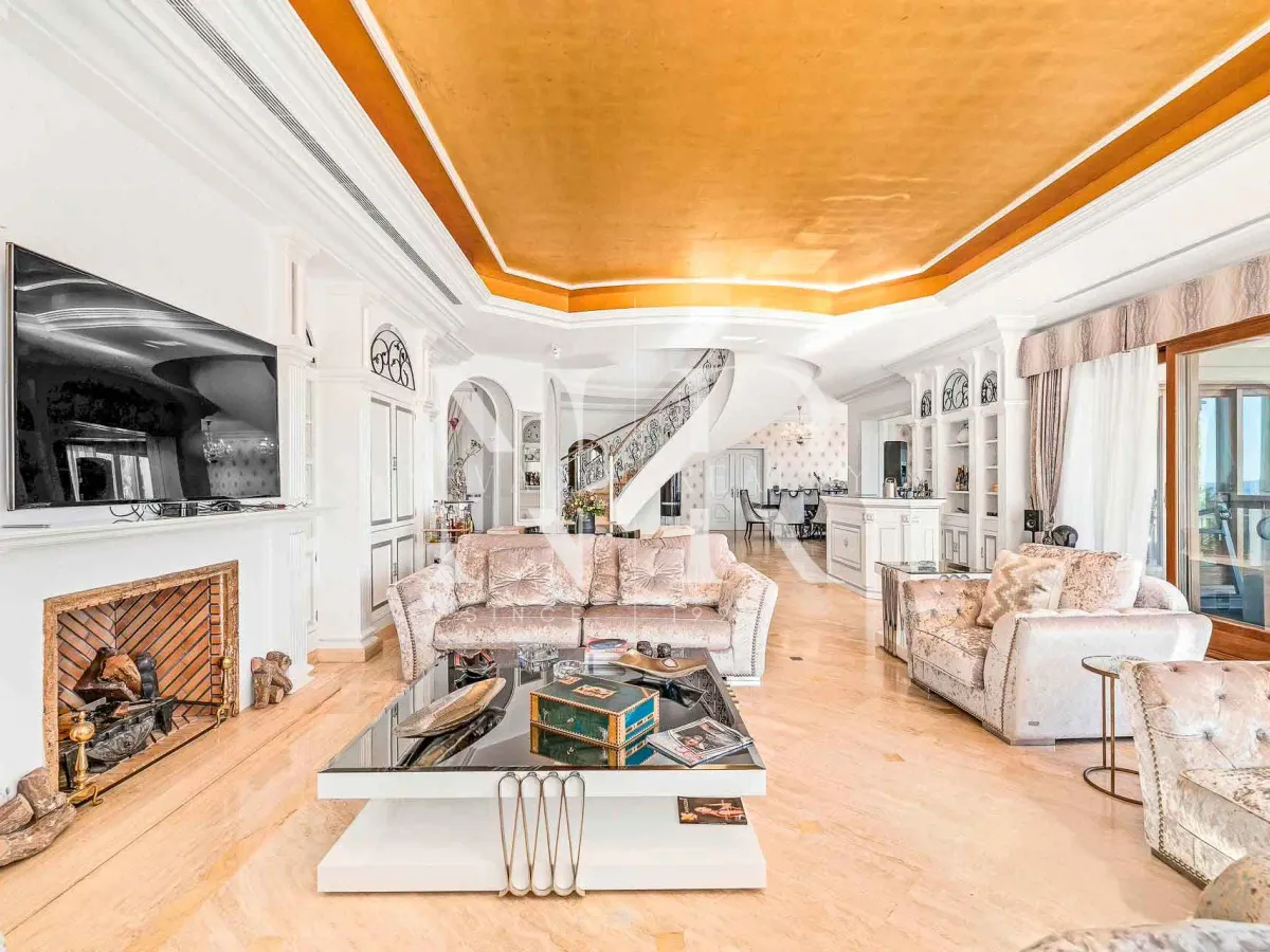 Set of two villas in Benahavis with large plot for sale