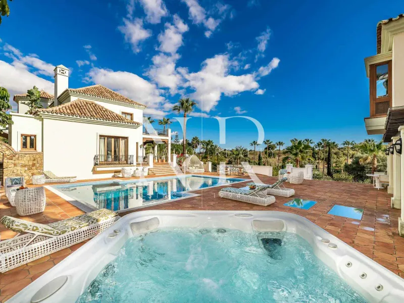 Set of two villas in Benahavis with large plot for sale