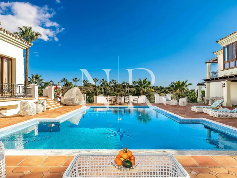 Set of two villas in Benahavis with large plot for sale