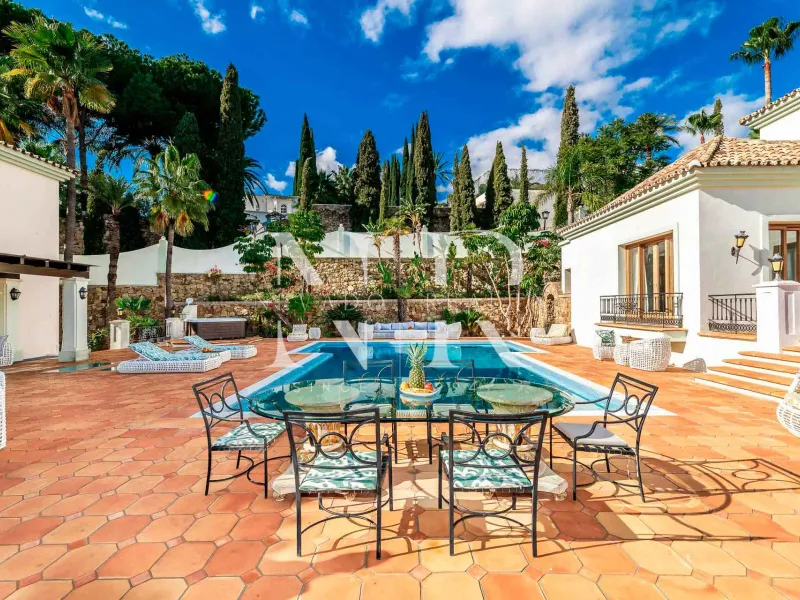 Set of two villas in Benahavis with large plot for sale