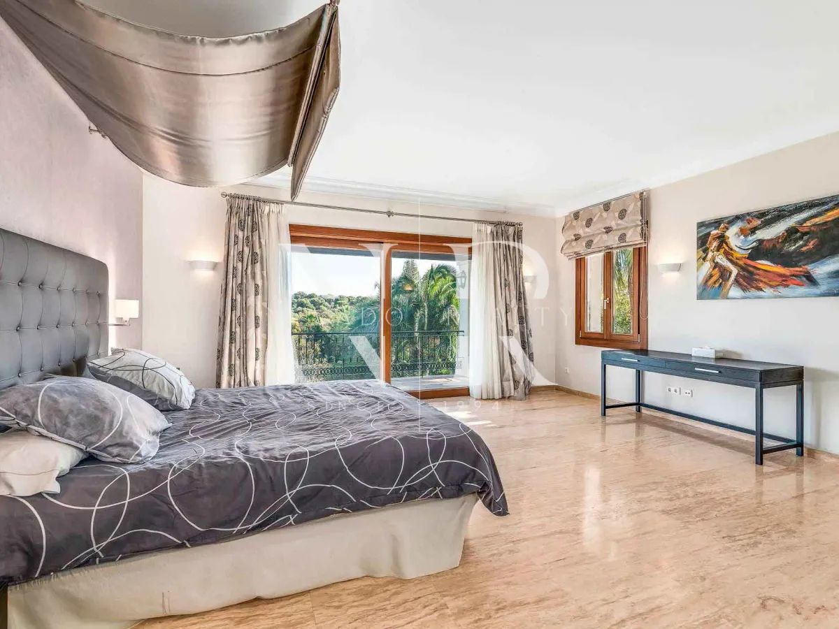 Set of two villas in Benahavis with large plot for sale