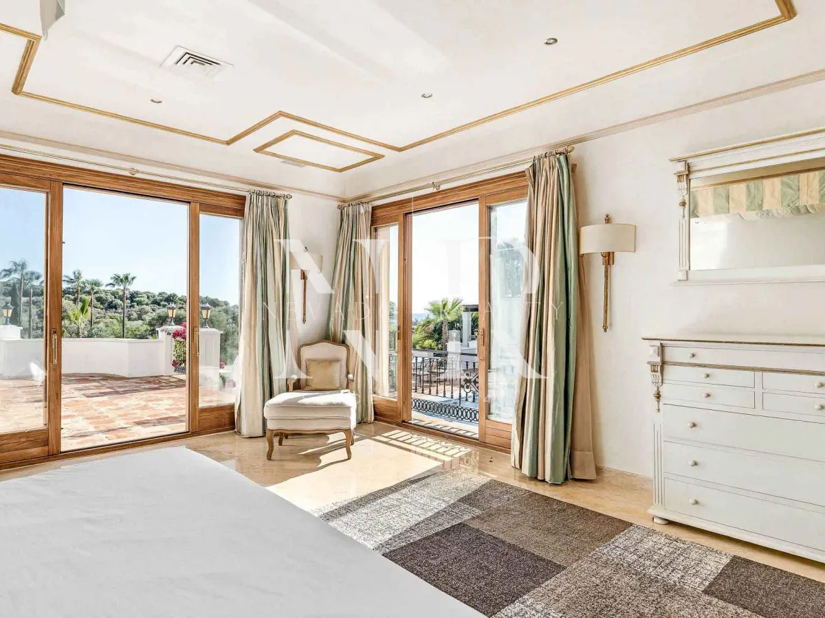 Set of two villas in Benahavis with large plot for sale