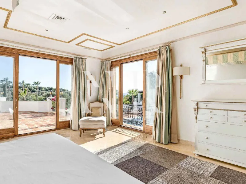 Set of two villas in Benahavis with large plot for sale