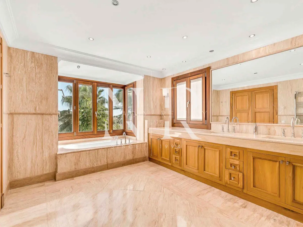 Set of two villas in Benahavis with large plot for sale