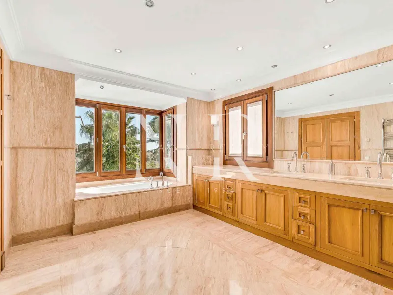 Set of two villas in Benahavis with large plot for sale