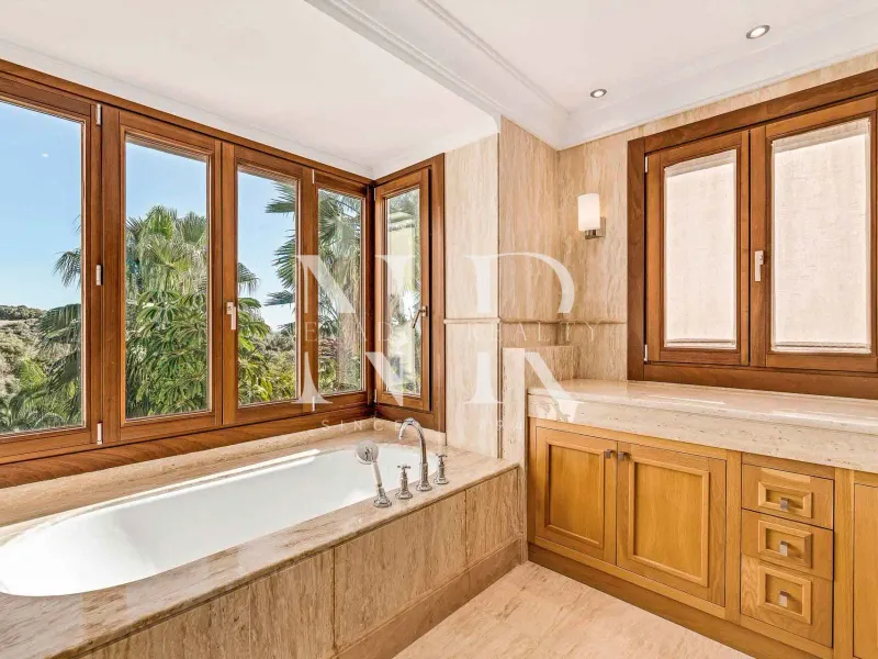 Set of two villas in Benahavis with large plot for sale