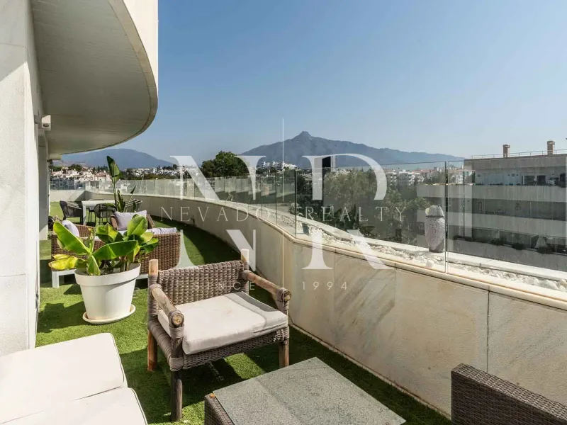 Penthouse with sea views in Embrujo de Banús, Marbella for sale
