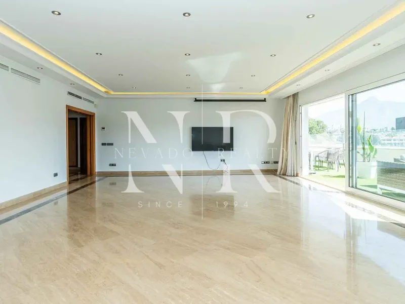 Penthouse with sea views in Embrujo de Banús, Marbella for sale