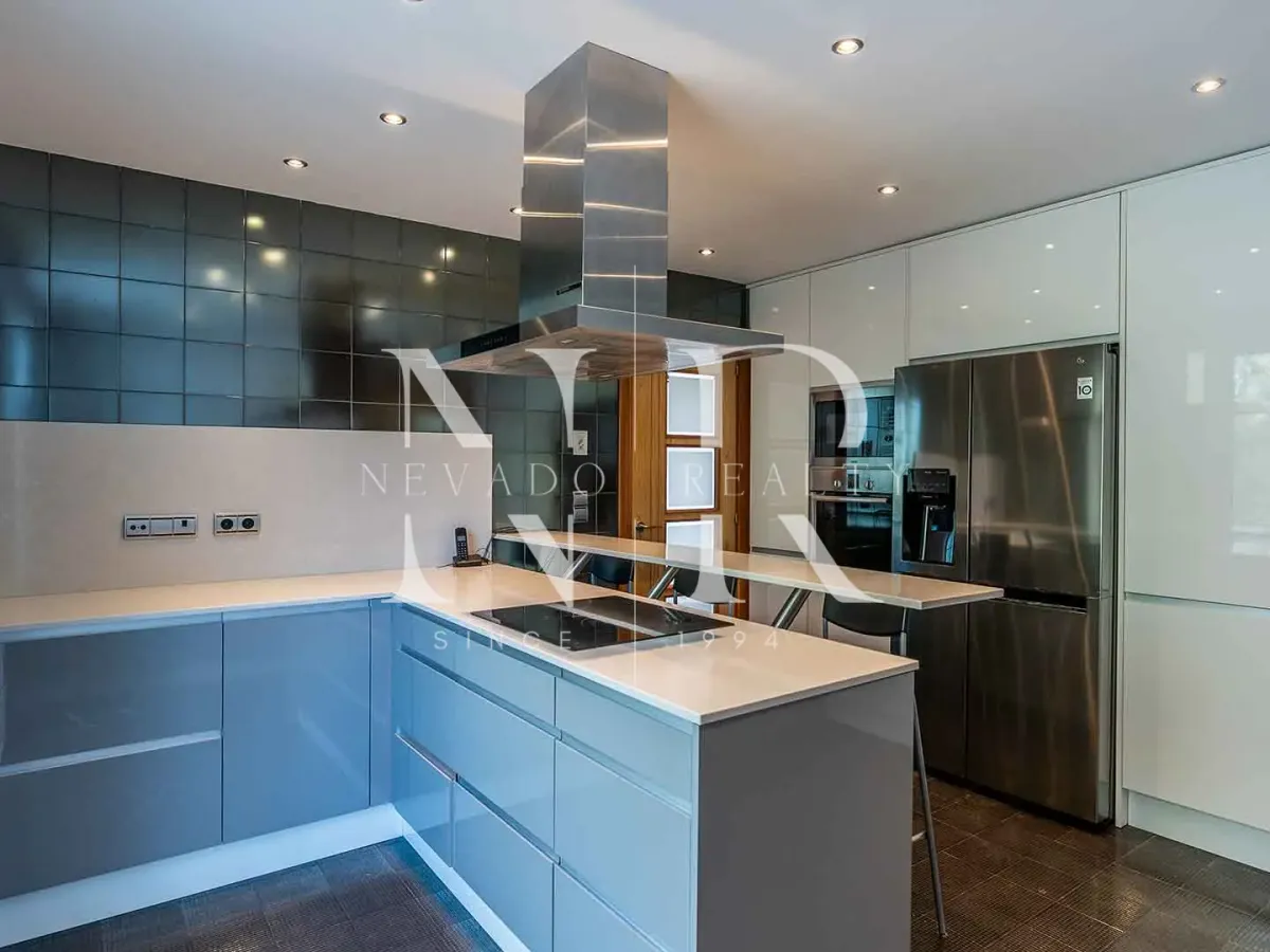 Penthouse with sea views in Embrujo de Banús, Marbella for sale