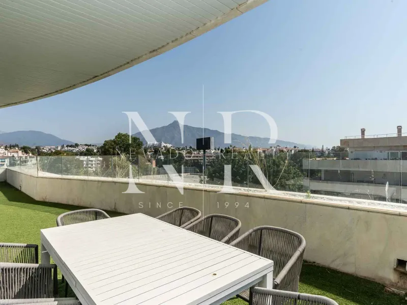 Penthouse with sea views in Embrujo de Banús, Marbella for sale