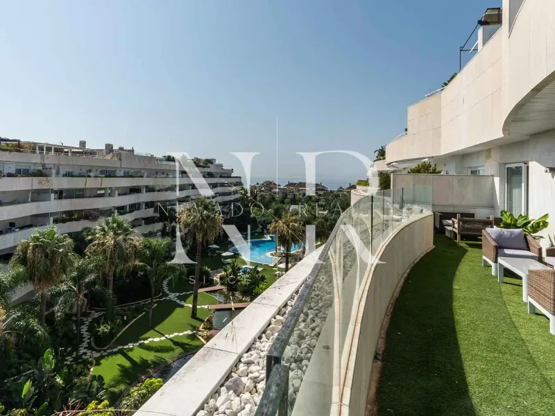 Penthouse with sea views in Embrujo de Banús, Marbella for sale