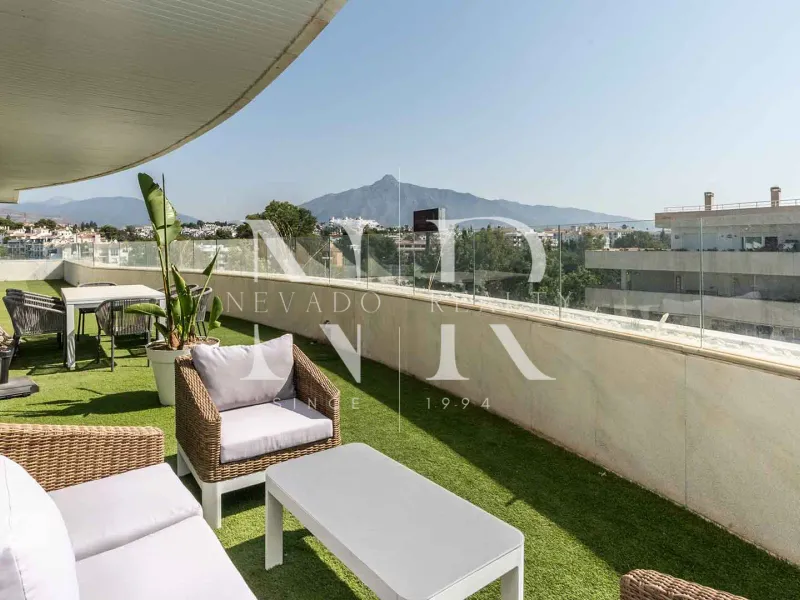 Penthouse with sea views in Embrujo de Banús, Marbella for sale