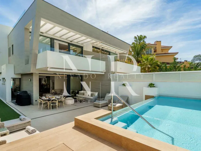 Semi-detached house for sale in Banús Bay Urbanization, just minutes from the beach