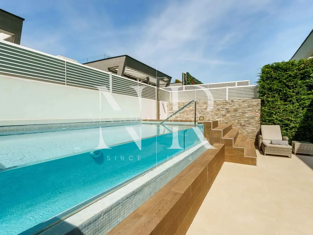 Semi-detached house for sale in Banús Bay Urbanization, just minutes from the beach