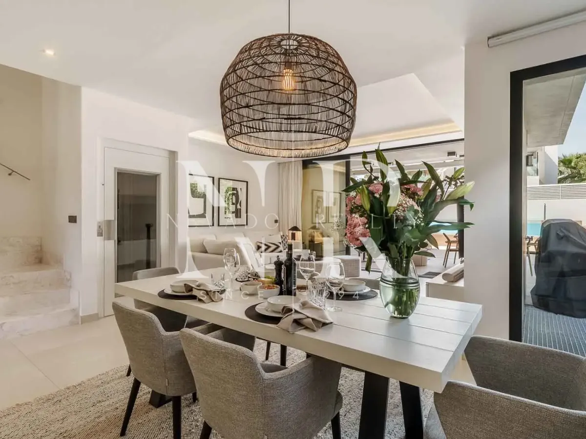 Semi-detached house for sale in Banús Bay Urbanization, just minutes from the beach