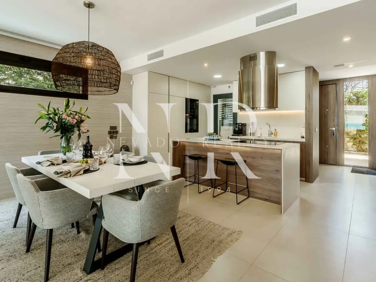 Semi-detached house for sale in Banús Bay Urbanization, just minutes from the beach