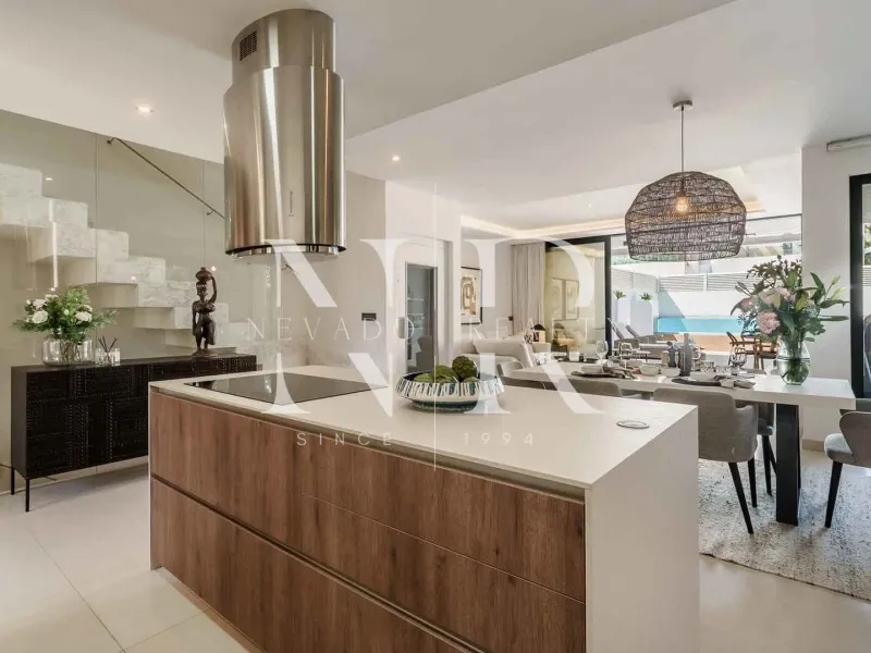 Semi-detached house for sale in Banús Bay Urbanization, just minutes from the beach