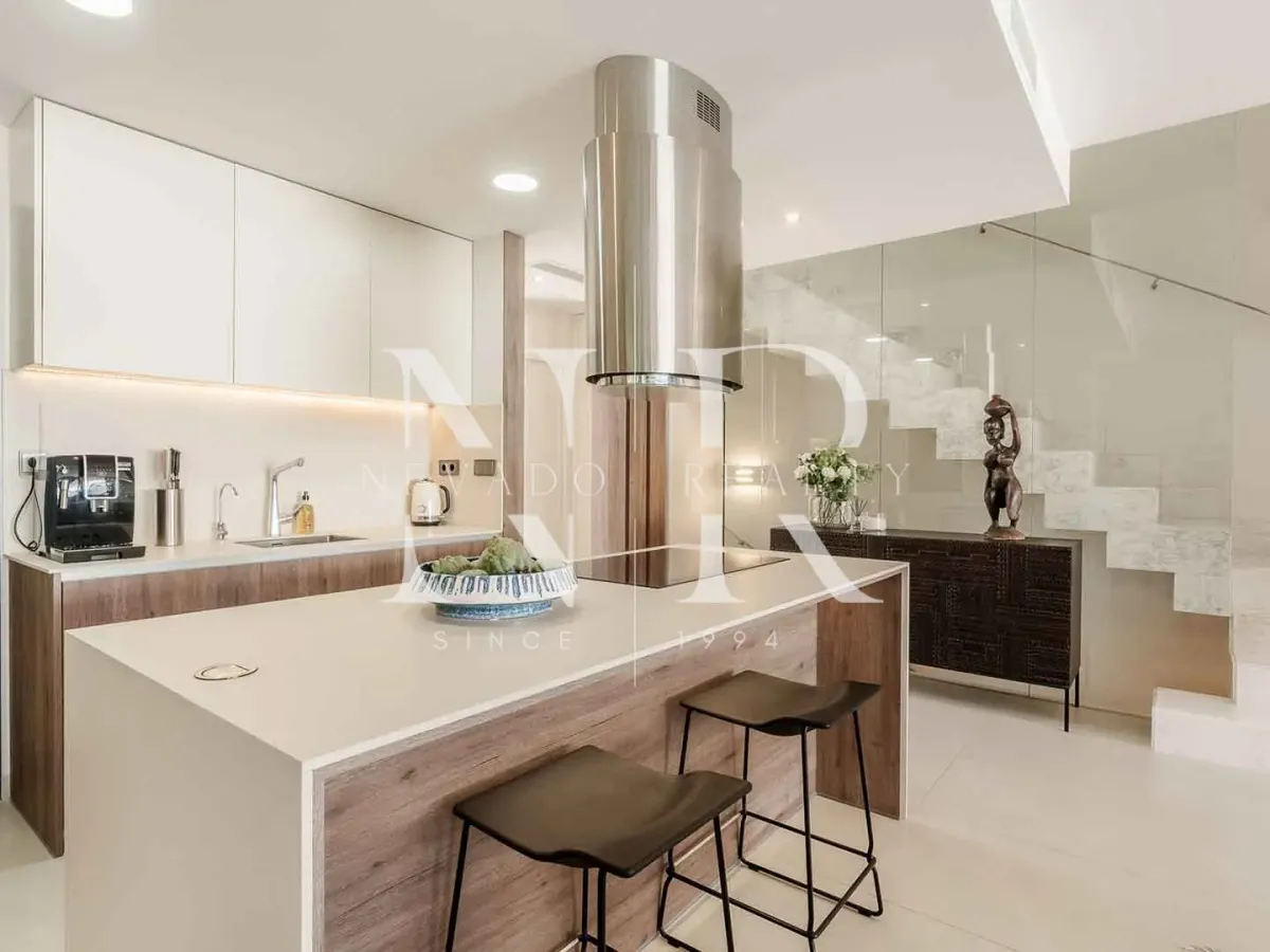 Semi-detached house for sale in Banús Bay Urbanization, just minutes from the beach