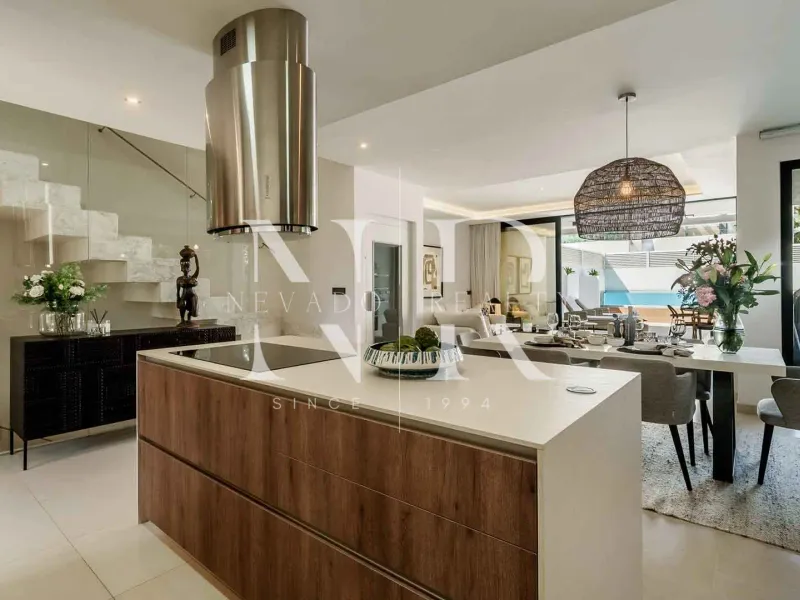 Semi-detached house for sale in Banús Bay Urbanization, just minutes from the beach