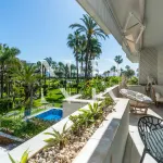 Frontline beach flat in Los Granados de Banús I for sale 1