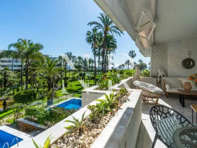 Frontline beach flat in Los Granados de Banús I for sale