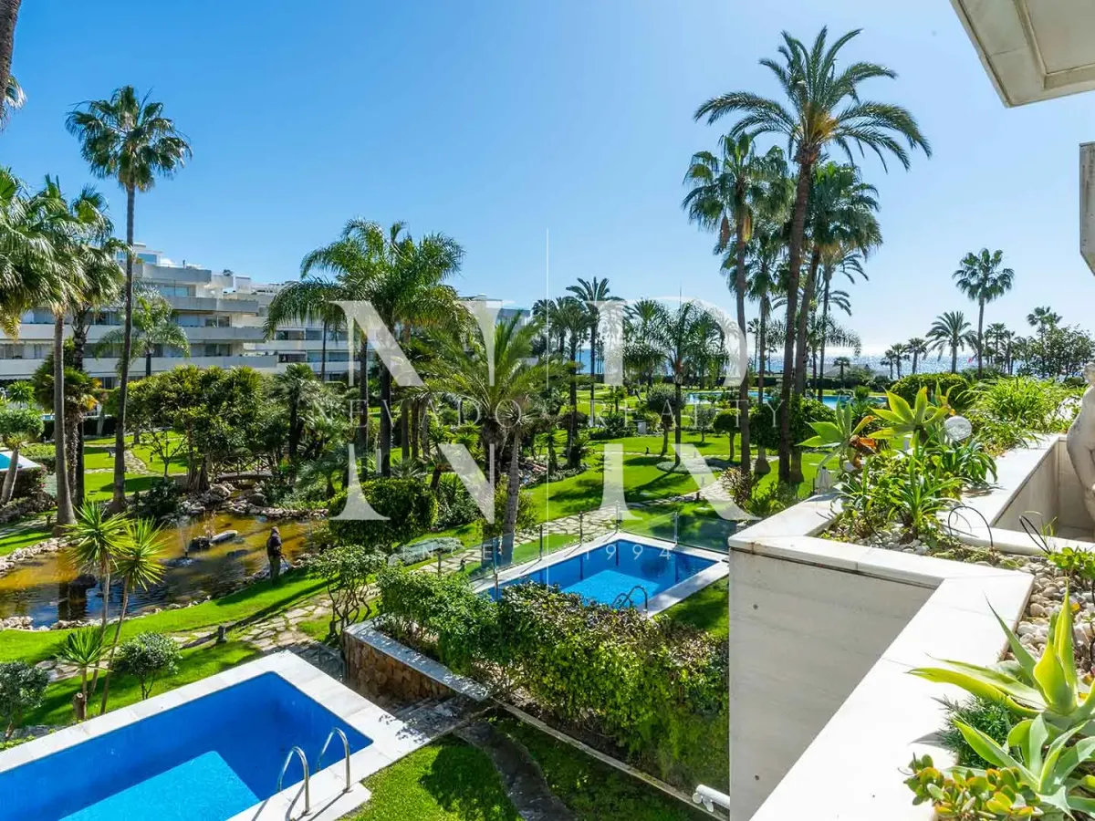 Frontline beach flat in Los Granados de Banús I for sale