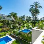 Frontline beach flat in Los Granados de Banús I for sale 2