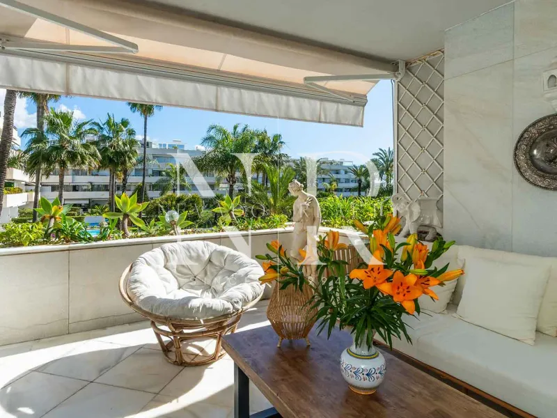 Frontline beach flat in Los Granados de Banús I for sale