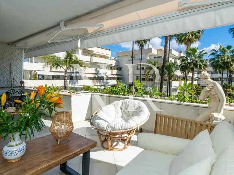 Frontline beach flat in Los Granados de Banús I for sale